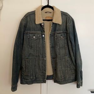 Levi’s Sherpa denim jacket. L